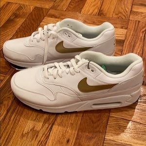 *NWT* Men’s Air Max 90/1 White Gold